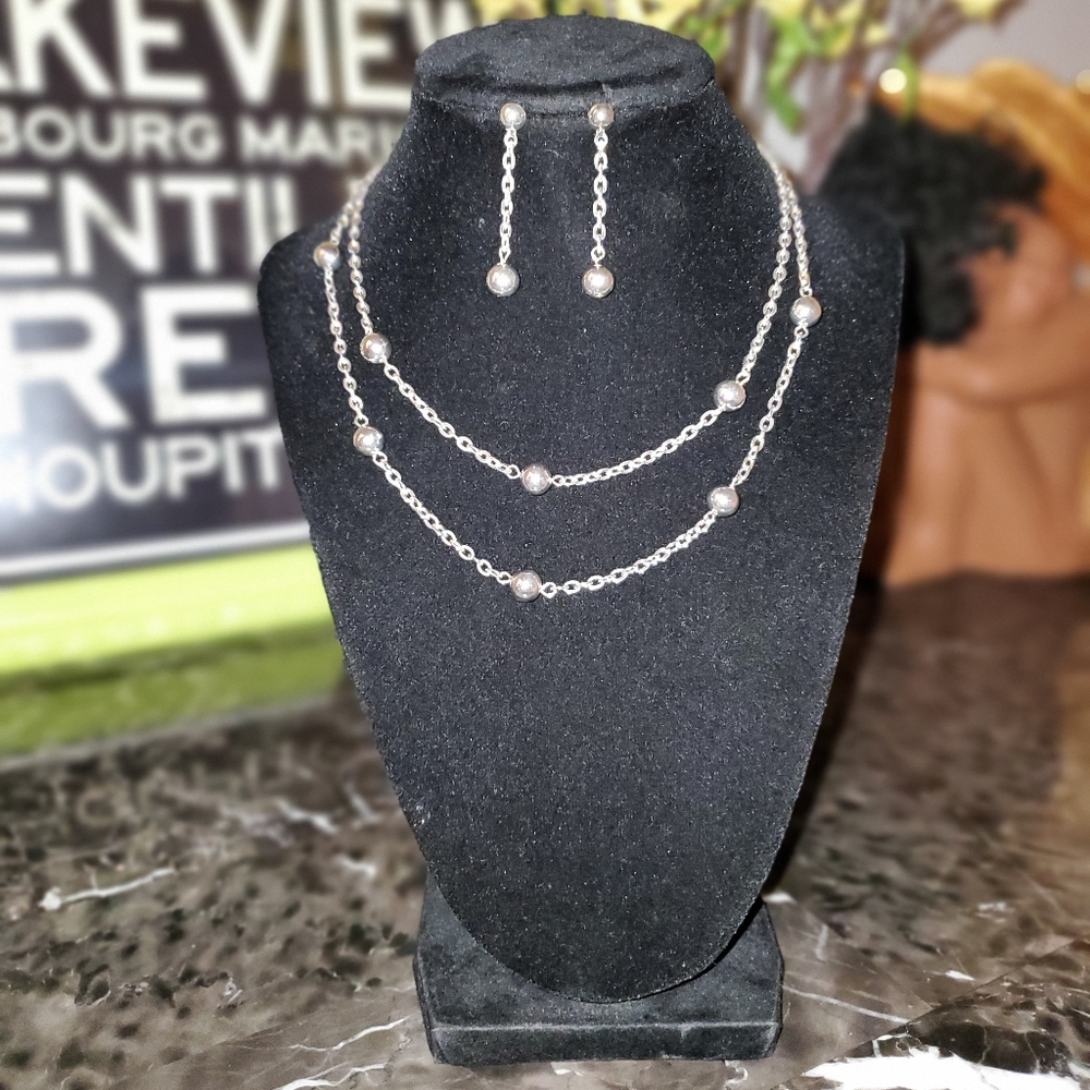 Silver earring & necklace set